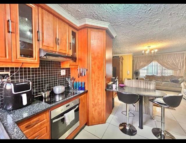 4 BEDROOM HOUSE FOR SALE IN BLUE HILLS